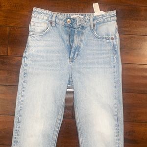 Zara jeans size 4 fit for like a size 0-2
